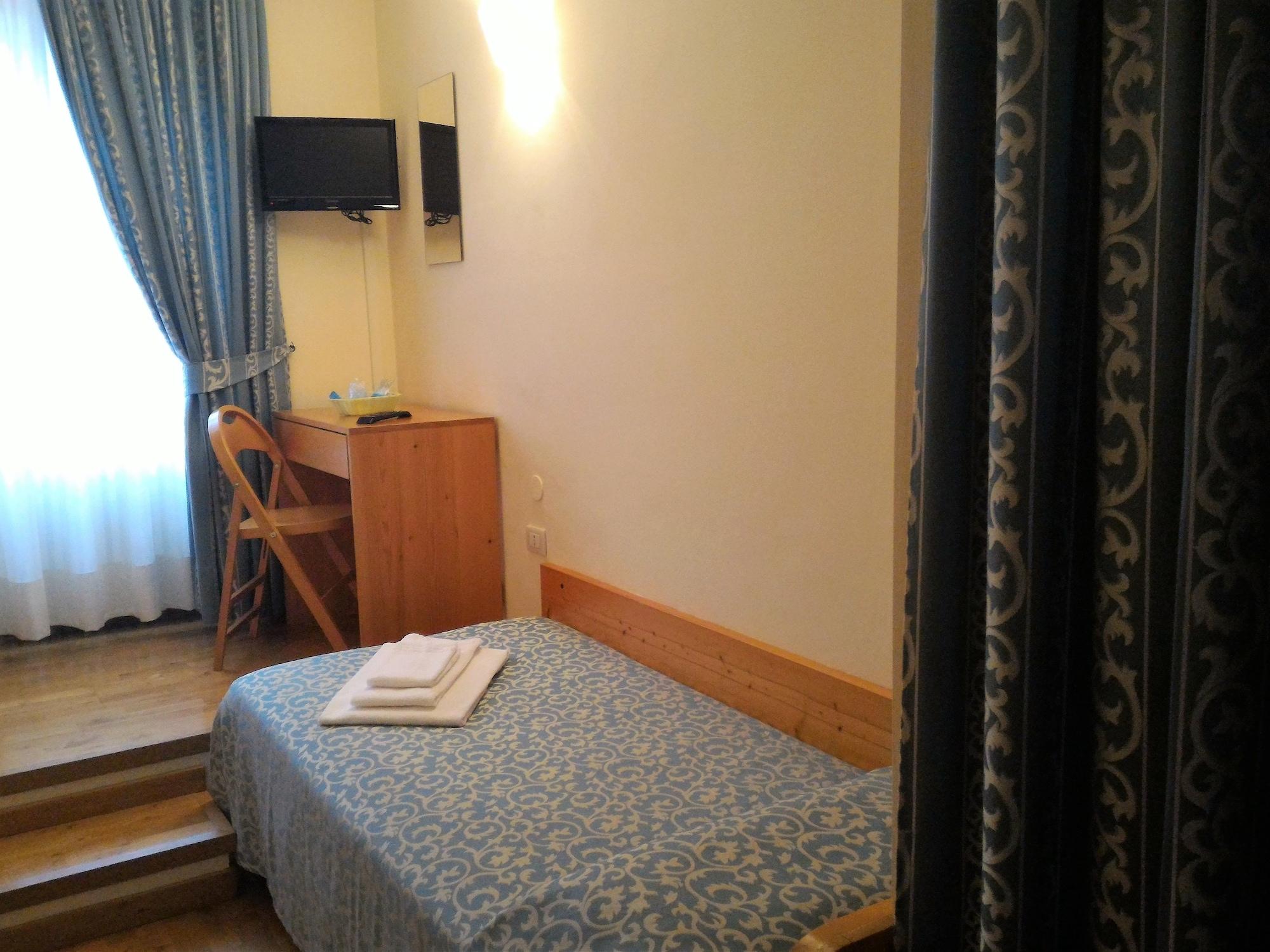 Hotel Tre Ceri Gubbio Bagian luar foto