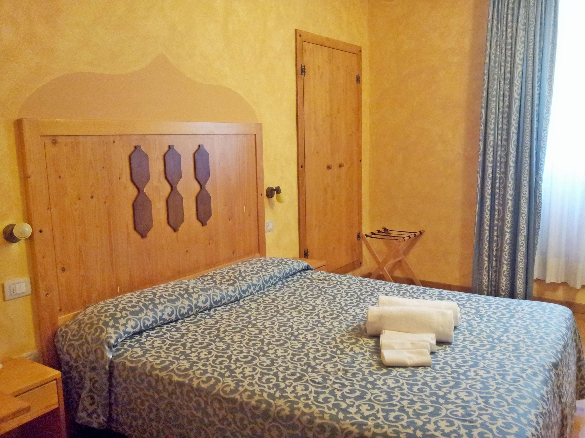 Hotel Tre Ceri Gubbio Bagian luar foto