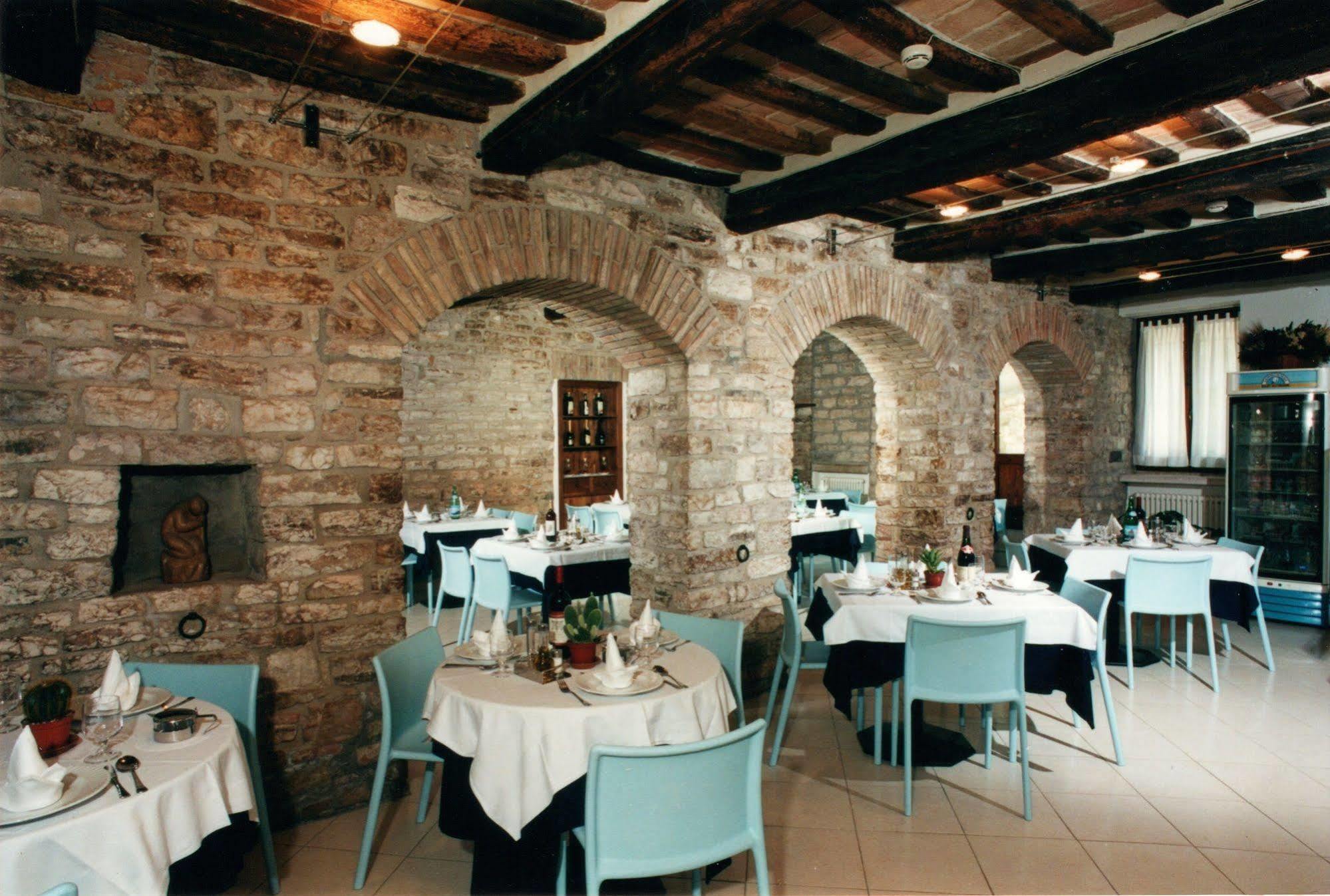 Hotel Tre Ceri Gubbio Bagian luar foto
